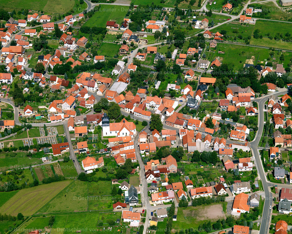 2638702 | KEFFERHAUSEN 23.08.2006 Landwirtschaftliche Nutzflächen und Feldgrenzen  umsäumen das Siedlungsgebiet des Dorfes in Kefferhausen im Bundesland Thüringen, Deutschland // Agricultural land and field boundaries surround the settlement area of the village  in Kefferhausen in the state Thuringia, Germany Foto: Gerhard Launer