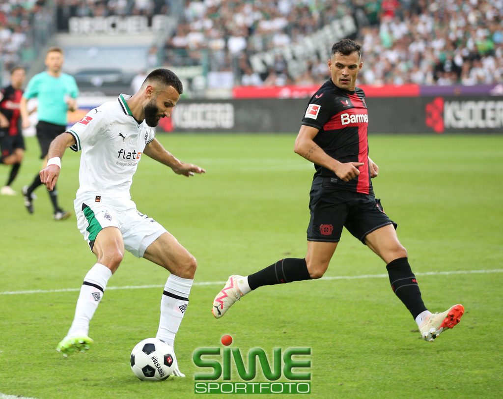 1.Fussball-Bundesliga  :  Borussia Mönchengladbach--Bayer 04 Leverkusen    2.Sptg. | 26.08.2023 Fussball,GER, Saison 2023/2024;         1.Bundesliga;   2. Spieltag;
VFL Borussia Mönchengladbach--Bayer 04 Leverkusen :  Duell  Franck Honorat (9/BMG)
gegen Granit Xhaka (34/B04).

DFL REGULATIONS PROHIBIT ANY USE OF PHOTOGRAPHS AS IMAGE SEQENCES AND/OR QUASI-VIDEO. - Realisiert mit Pictrs.com