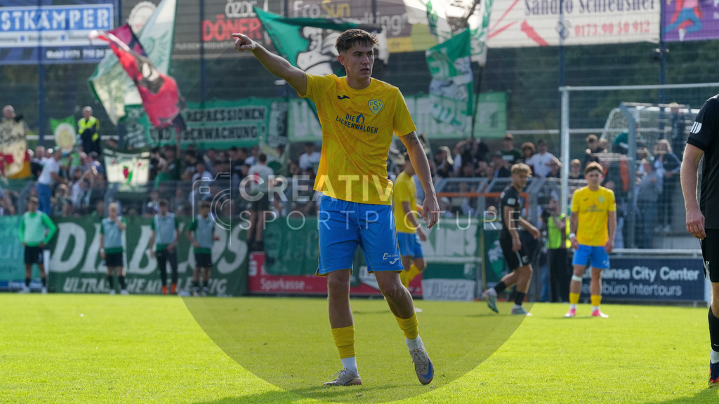 Fußball, Herren, Saison 2025/2026, Regionalliga Nordost, 10. Spieltag, FSV 63 Luckenwalde vs. BSG Chemie Leipzig, Samstag 27.09.2025, Werner-Seelenbinder-Stadion Luckenwalde, | Fußball, Herren, Saison 2025/2026, Regionalliga Nordost, 10. Spieltag, FSV 63 Luckenwalde vs. BSG Chemie Leipzig, Samstag 27.09.2025, Werner-Seelenbinder-Stadion Luckenwalde, Im Bild: Mike Bachmann (Luckenwalde) taktiert, derigiert und weist seine Mitspieler an - Realisiert mit Pictrs.com