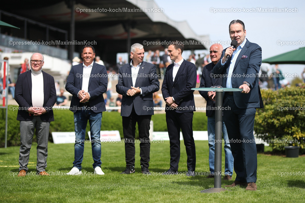 Han010523xx001 | 01.05.2023, Hannover, Galopprennbahn Langenhagen Neue Bult, Hannover 96 Renntag auf der Pferderennbahn. Gregor Baum (r. stellv. Vorsitz Beirat) bei der Eröffnungsrede