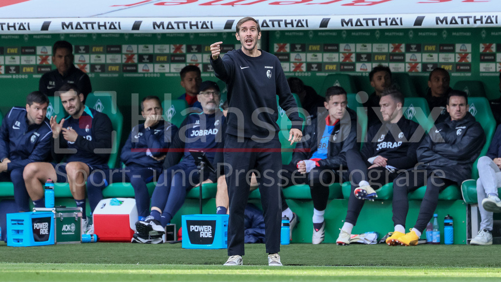 Fussball, Bundesliga, SV Werder Bremen - SC Freiburg | v.li.: Julian Schuster (Trainer, Cheftrainer, SC Freiburg) gibt Anweisungen, gestikuliert, mit den Armen gestikulieren, DIE DFL-RICHTLINIEN UNTERSAGEN JEGLICHE NUTZUNG VON FOTOS ALS SEQUENZBILDER UND/ODER VIDEOÄHNLICHE FOTOSTRECKEN. DFL REGULATIONS PROHIBIT ANY USE OF PHOTOGRAPHS AS IMAGE SEQUENCES AND/OR QUASI-VIDEO.