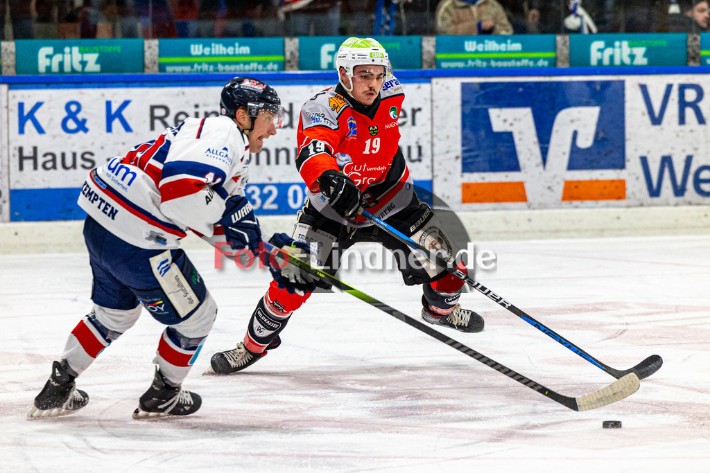 TSV Peißenberg Miners vs ESC Kempten SHARKS | Eishockey Bayernliga 2023/2024, TSV Peißenberg Miners vs ESC Kempten SHARKS, 20240121,
Duell zwischen Nikolas OPPENBERGER (SHARKS 10) und Matthäus LIDL (Miners 19),
2024-01-21 in Peißenberg (Eisstadion)
19 Matthäus LIDL (Miners 19), 10 Nikolas OPPENBERGER (SHARKS 10)
Copyright: WolfgangxLindner foto-lindner.de