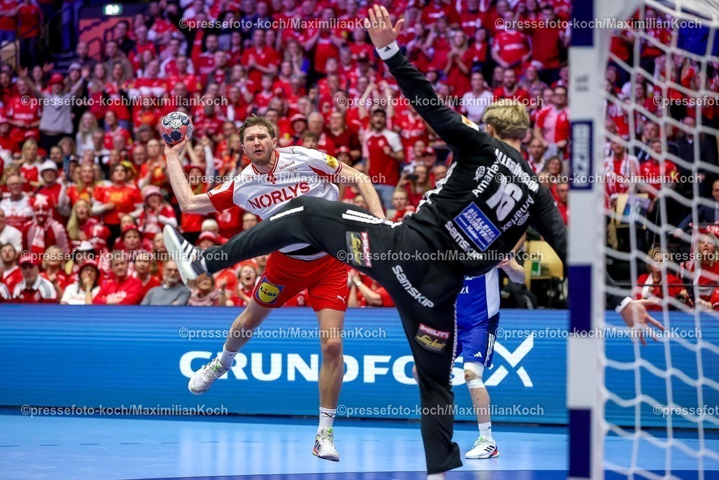 EHF30012603077 | 30.01.2026, Handball, Men's EHF EURO 2026, Dänemark - Island, Jyske Bank Boxen in Herning, Dänemark, Semi Finals:  Magnus Landin Jacobsen (Denmark #04) wirft den Ball auf das Tor  Viktor Hallgrimsson (Iceland #16) 