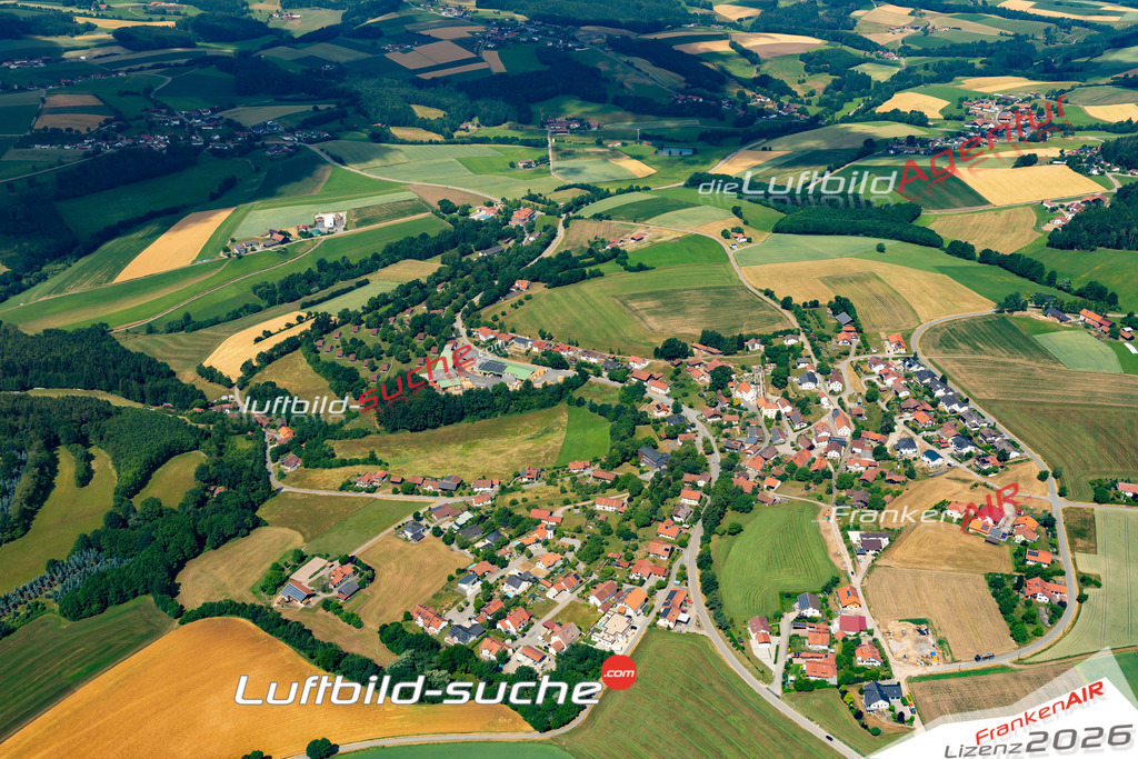 Das Luftbild zeigt : Sattelbogen Traitsching - Die Luftaufnahme wurde 2023 vom UL-Flugzeug aus erstellt ( keine Drohne ) - Hochauflösende Luftaufnahme - Für grossformatige Ausdrucke geeignet. Die Geschenkidee !Mit Lizenz und Bildrechte bestellbar