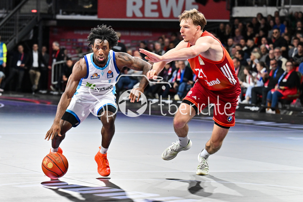 FC Augsburg - 1. FC Heidenheim | MUNICH, GERMANY - 17. FEBRUARY: im Duell Isaiah SWOPE (Skyliners Frankfurt 1) und Justus HOLLATZ (FC Bayern Basketball 21) während dem Spiel zwischen dem FC Bayern München und den Skyliners Frankfurt am 21. Spieltag der easyCredit BBL im BMW Park