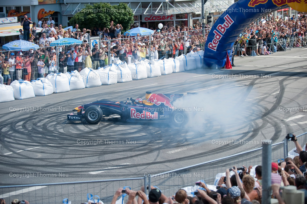 _DSC7242 | Sebastian Vettel beim spektakulären „Home Run“ in Heppenheim: Der Formel-1-Weltmeister fährt im Red-Bull-Rennwagen über die zur Rennstrecke umfunktionierte B3 in seiner Heimatstadt. Tausende Fans feiern ihren Lokalhelden.