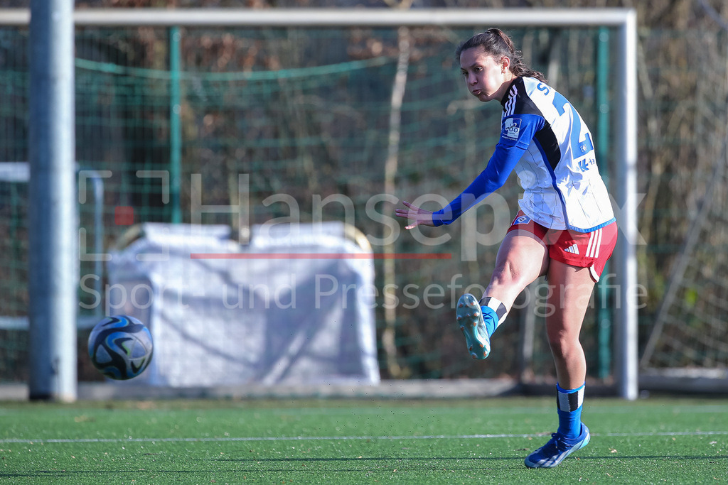 Fussball, Testspiel Frauen, Hamburger SV - Kolding IF | v.li.: Almudena Sierra (Hamburger SV, 24) am Ball, Freisteller, Einzelbild, Ganzkörper, Aktion, Action, Spielszene