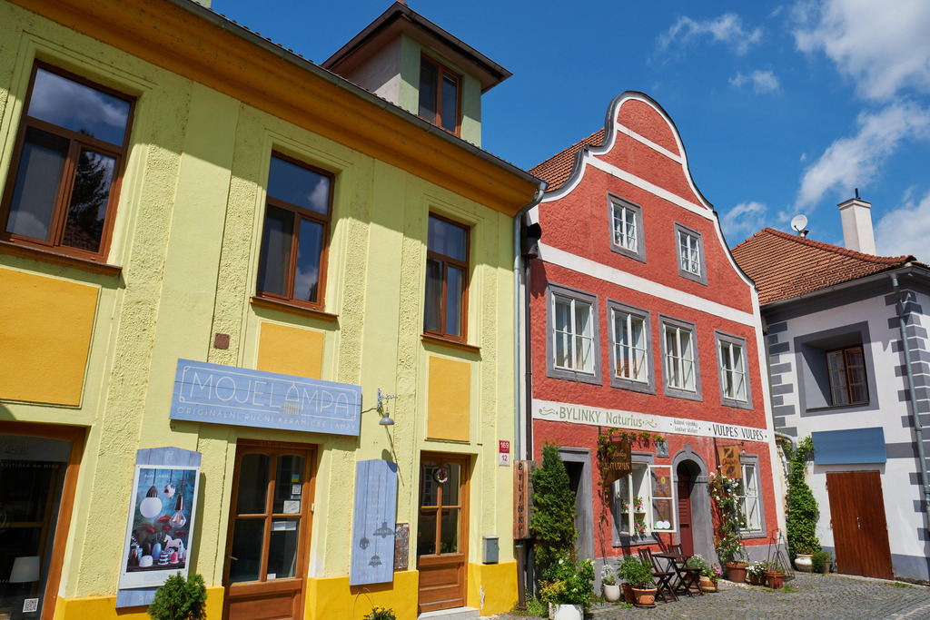 Renovierte Hauszeile in der Gasse Panska | Budweis, Tschechoslowakei - June 16, 2022: Renovierte Hauszeile in der Gasse Panska - Realisiert mit Pictrs.com