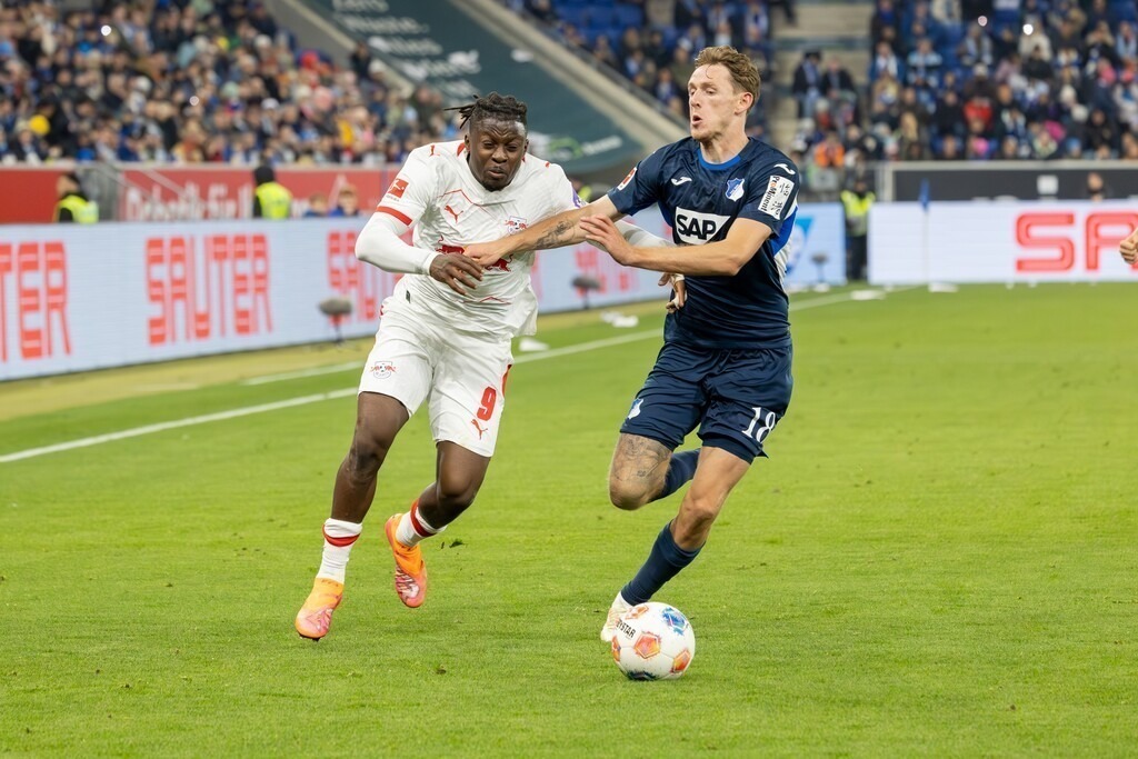 Fußball Bundesliga, Saison 2025/26, 10. Spieltag: TSG Hoffenheim gegen RB Leipzig | Fußball Bundesliga, Saison 2025/26, 10. Spieltag: TSG Hoffenheim gegen RB Leipzig***Bild: Zweikampf zwischen Johan Bakayoko (9, Leipzig) und Wouter Burger (18, Hoffenheim) - Realisiert mit Pictrs.com