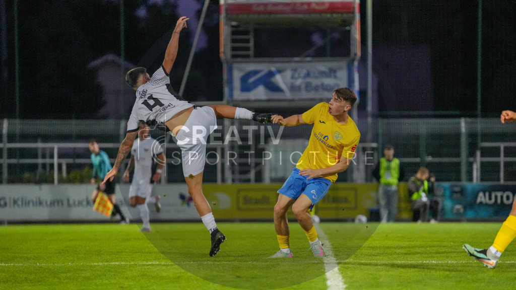Fußball, Herren, Saison 2025/2026, Regionalliga Nordost, 4. Spieltag, FSV 63 Luckenwalde vs. BFC Preussen, Samstag 22.08.2025, Werner-Seelenbinder-Stadion Luckenwalde | Fußball, Herren, Saison 2025/2026, Regionalliga Nordost, 4. Spieltag, FSV 63 Luckenwalde vs. BFC Preussen, Samstag 22.08.2025, Werner-Seelenbinder-Stadion Luckenwalde, Im Bild: Adrian Kireski (l. Preussen) und Tim Maciejewski (r. Luckenwalde) - Realisiert mit Pictrs.com