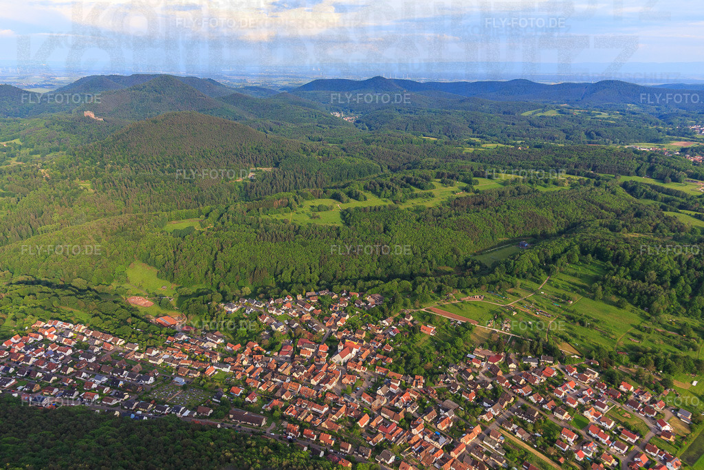 Ortsansicht | Luftbild: Ortsansicht in Wernersberg im Bundesland Rheinland-Pfalz in Deutschland. Foto: IMG_140738.jpg vom 20.05.2024 durch ©2025 Werner Riehm fly-foto.de/copyright - Realisiert mit Pictrs.com