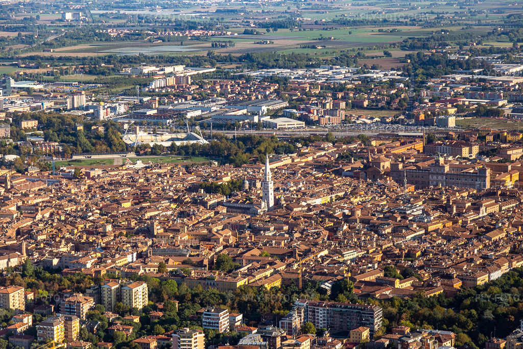 Aerial view: Cathedral of Modena Duomo di Modena in Modena in the state Modena, Italy. – Photo: IMG_134895.jpg taken on 09/20/2022 by Werner Riehm/FLY-FOTO.com – Resolution of the original: 5361 x 3574 px – Dumo di Modena