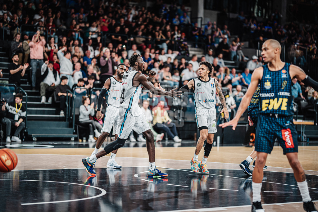 Basketball | Männer | Saison 2024/2025 | easyCredit Basketball Bundesliga | 4. Spieltag | Veolia Towers Hamburg vs. EWE Baskets Oldenburg | 06.10.2024 | v.l. Jubel bei Kur Kuath (#23, Veolia Towers Hamburg) und Jaizec Lottie (#4, Veolia Towers Hamburg)