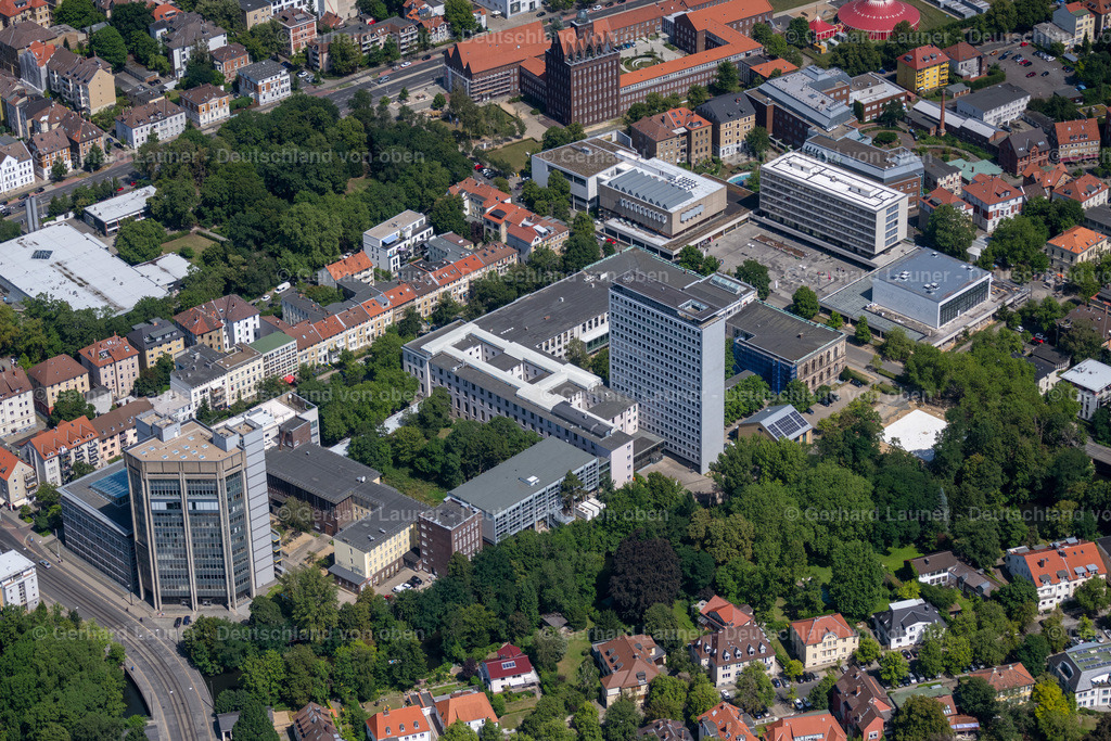4035655 | BRAUNSCHWEIG 31.07.2020 Gebäude der Universität "TU Braunschweig" an der Pockelsstraße im Ortsteil Nordstadt in Braunschweig im Bundesland Niedersachsen, Deutschland. Weiterführende Informationen bei: Technische Universität Braunschweig. // Buildings of the university "TU Braunschweig" on street Pockelsstrasse in the district Nordstadt in Brunswick in the state Lower Saxony, Germany. Further information at: Technische Universitaet Braunschweig. Foto: Gerhard Launer