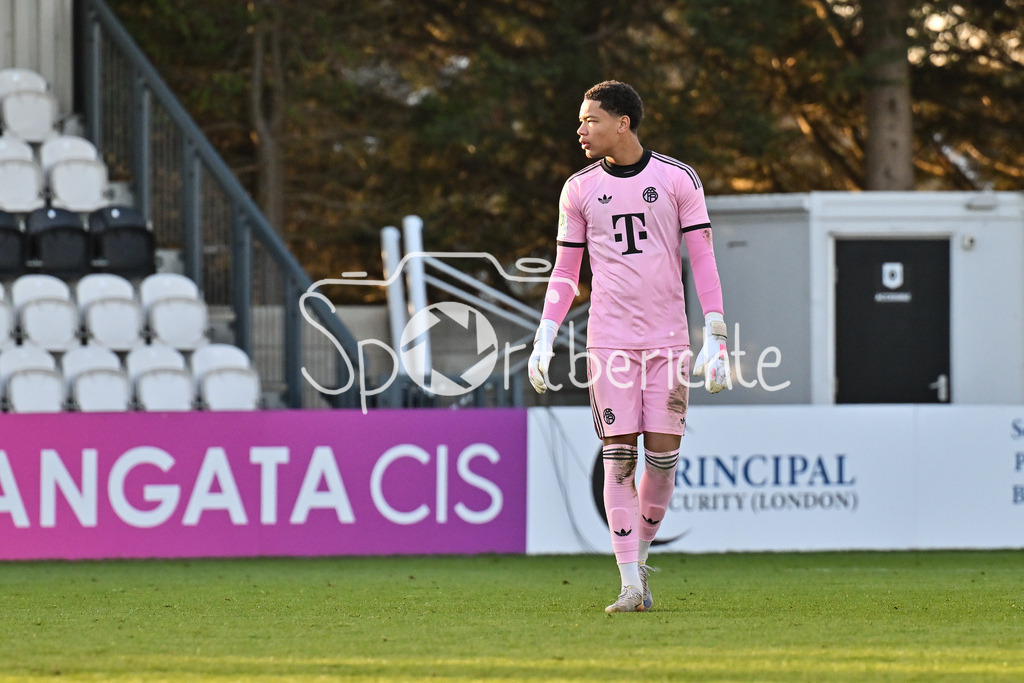 Arsenal London U19 - FC Bayern München U19 | BOREHAMWOOD, ENGLAND - 26. NOVEMBER: Im Bild Leonard PRESCOTT (FC Bayern München U19 1) / Einzelfoto / Freisteller beim Ligaspiel zwischen der U19 von Arsenal London und der U19 des FC Bayern München am 5. Spieltag der UEFA Youth League im Meadow Park am 26.11.2025