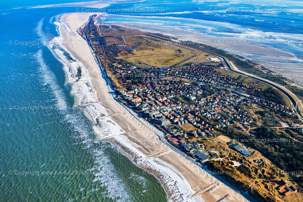 Wangeooge_im_Eis_Winter_ELS_0609020318 | WANGEROOGE 02.03.2018 Ortsansicht an der Meeres-Küste der Nordseeinsel in Wangerooge im Bundesland Niedersachsen, Deutschland. // Town view on the sea coast of the North Sea island in Wangerooge in the state Lower Saxony, Germany. Foto: Martin Elsen