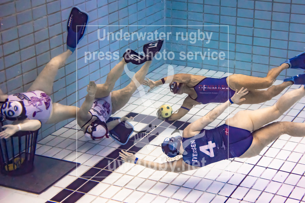24. - 26.11.2023: Unterwasser-Rugby Champions Cup 2023  | Damen-Spiel: Amager Uv-Rugby (Dänemark) in blau gegen Black Mermaids (Schweden) in weiß. - Realisiert mit Pictrs.com