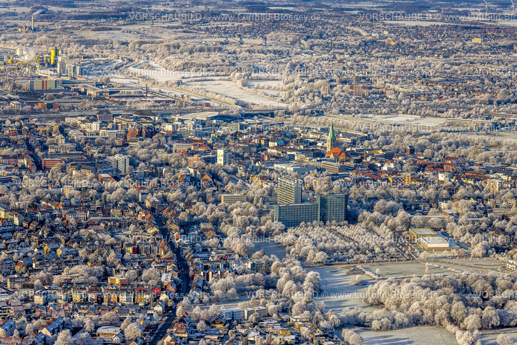 Hamm221202671 | Luftbild, Winterliche Innenstadt mit evang. Pauluskirche in der City, winterliches Oberlandesgericht Hamm und verschneite Bäume auf Parkplatz, Uentrop, Hamm, Ruhrgebiet, Nordrhein-Westfalen, Deutschland