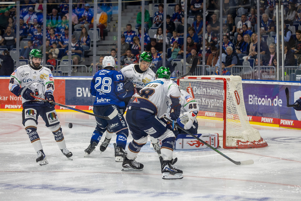 DEL, Deutsche Eishockey Liga Saison 2026/27, 2. Spieltag: Adler Mannheim gegen Eisbären Berlin | DEL, Deutsche Eishockey Liga Saison 2026/27, 2. Spieltag: Adler Mannheim gegen Eisbären Berlin***Viel Verkehr vor dem Berliner Tor - Realisiert mit Pictrs.com