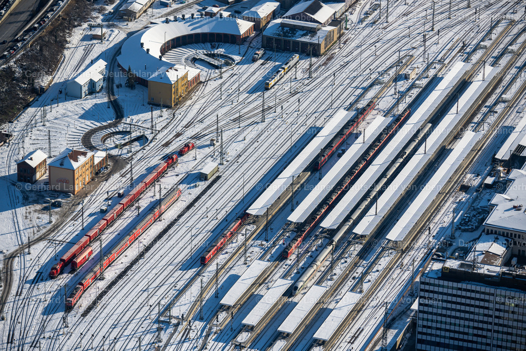4043215 | WüRZBURG 13.02.2021 Winterlich schneebedeckte Gleisverlauf und Gebäude des Hauptbahnhofes der Deutschen Bahn im Ortsteil Altstadt in Würzburg im Bundesland Bayern, Deutschland. // Wintry snowy track progress and building of the main station of the railway in Wuerzburg in the state Bavaria, Germany. Foto: Gerhard Launer