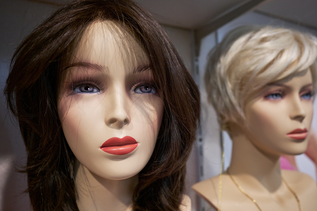 verschiedene Puppenköpfe mit Perücken | WIen, Austria - February 02, 2023; Star Perückensalon GmbH.; verschiedene Puppenköpfe mit Perücken. - Realisiert mit Pictrs.com