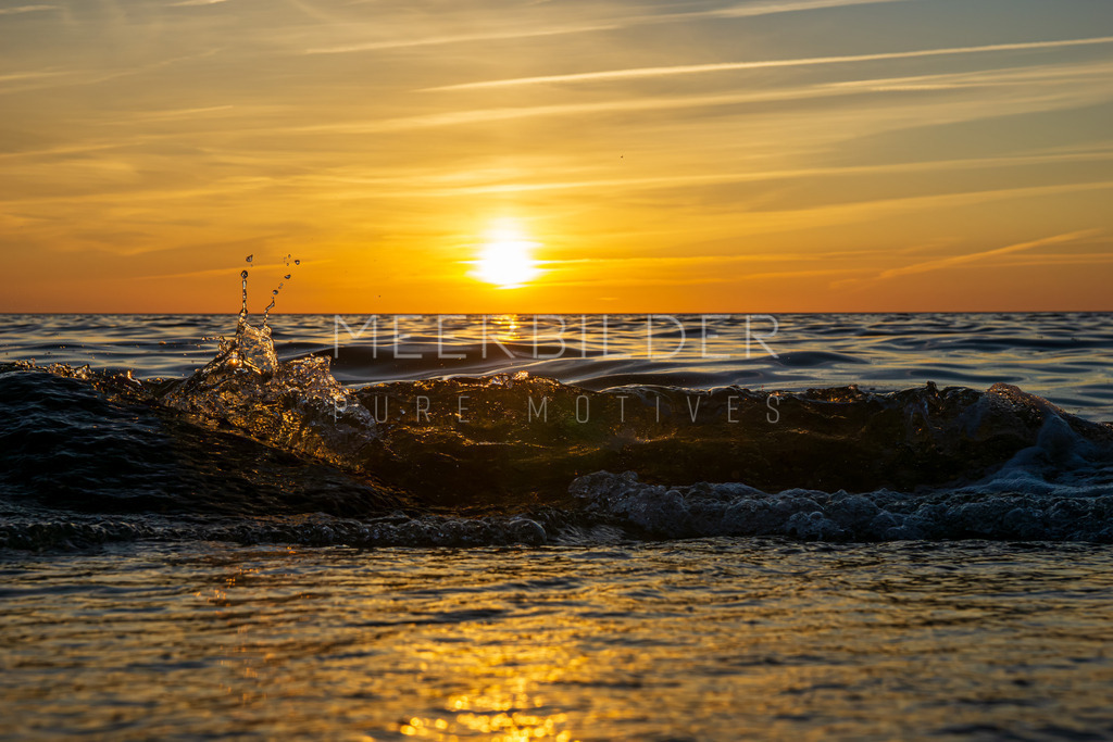 Fotoserie: Sunset & Splash // Sonnenuntergang am Meer | Sind Sie bereit für einen visuellen Genuss? Folgen Sie mir auf meinem Weg durch die zauberhaften Küstenlandschaften! Gemeinsam werden wir die Gischt spüren, während wir uns in den goldenen Lichtspielen verlieren. Erleben auch Sie diese magischen Momente mit „Sunset & Splash“ – Ihre Sinne werden es Ihnen danken!