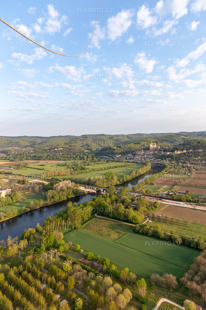 Vue aérienne: Vue de la ville à Vézac dans le département Dordogne, France. Photo: IMG_113695.jpg prise le 20/04/2019 par Werner Riehm/FLY-FOTO.eu – Résolution de l'original: 3648 x 5472 px