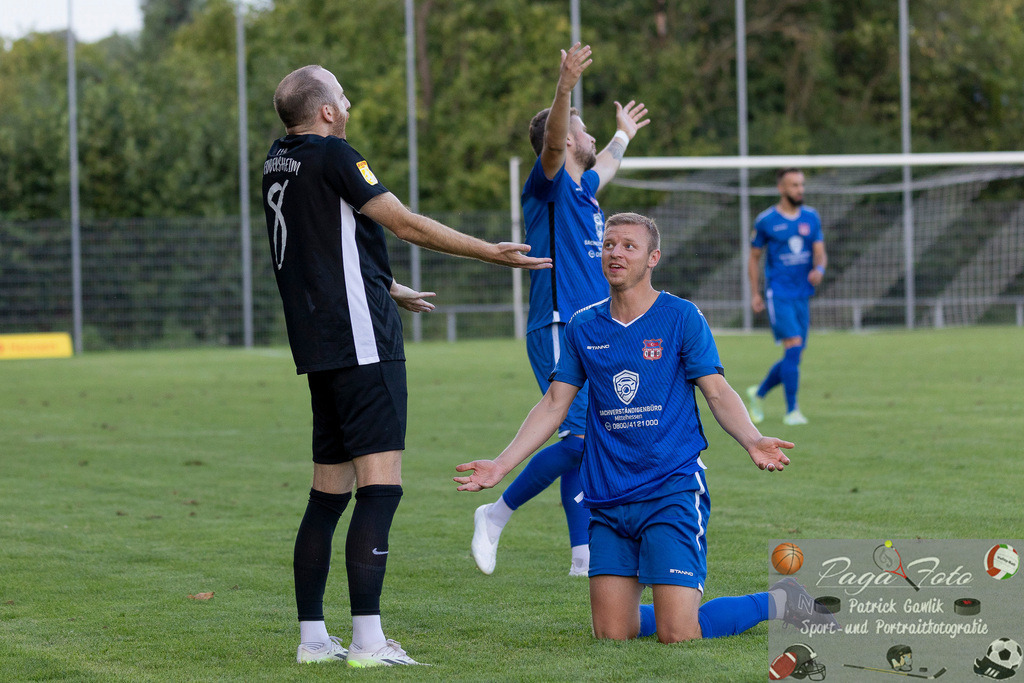 Hessenliga: Türk Gücü Friedberg - FC Eddersheim, 09.08.2024 | Laurin Vogt (FC Eddersheim #8) &amp; Maik Vetter (Türk Gücü Friedberg #18) nach einem Foulspiel, Türk Gücü Friedberg - FC Eddersheim, Friedberg, Städtischer Sportplatz, 9.8.2024 - Realisiert mit Pictrs.com