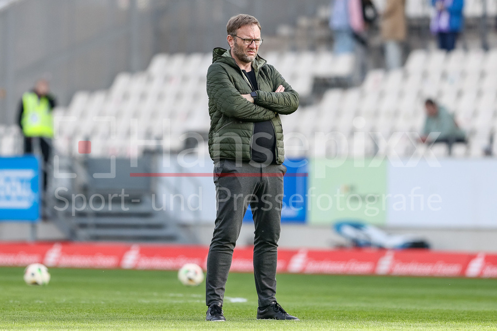Fussball, Google Pixel Frauen-Bundesliga, SGS Essen - SV Werder Bremen | v.li.: Thomas Horsch (Trainer, Cheftrainer, SV Werder Bremen), DIE DFB-RICHTLINIEN UNTERSAGEN JEGLICHE NUTZUNG VON FOTOS ALS SEQUENZBILDER UND/ODER VIDEOÄHNLICHE FOTOSTRECKEN. DFB REGULATIONS PROHIBIT ANY USE OF PHOTOGRAPHS AS IMAGE SEQUENCES AND/OR QUASI-VIDEO.