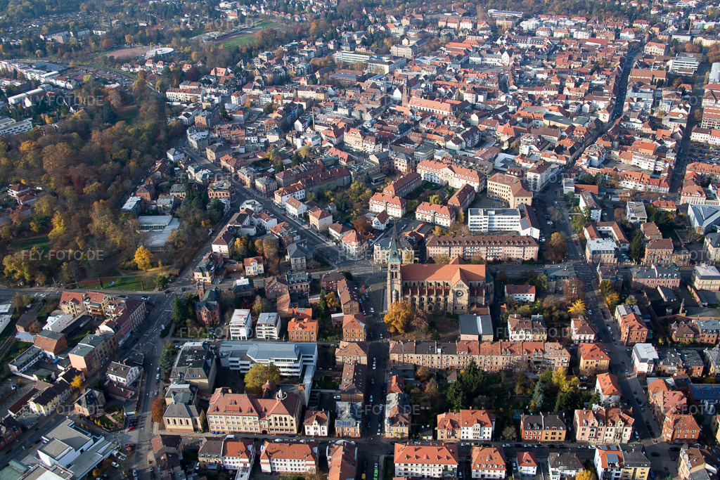 Luftbild: Bismarckstraße und Südring mit Kath. Kirche Mariä Himmelfahrt - Marienkirche in Landau in der Pfalz im Bundesland Rheinland-Pfalz in Deutschland. Foto: IMG_085103.jpg vom 08.11.2015 durch Werner Riehm/FLY-FOTO.deKirche St. Maria | Pfarrei Mariä Himmelfahrt, Landau