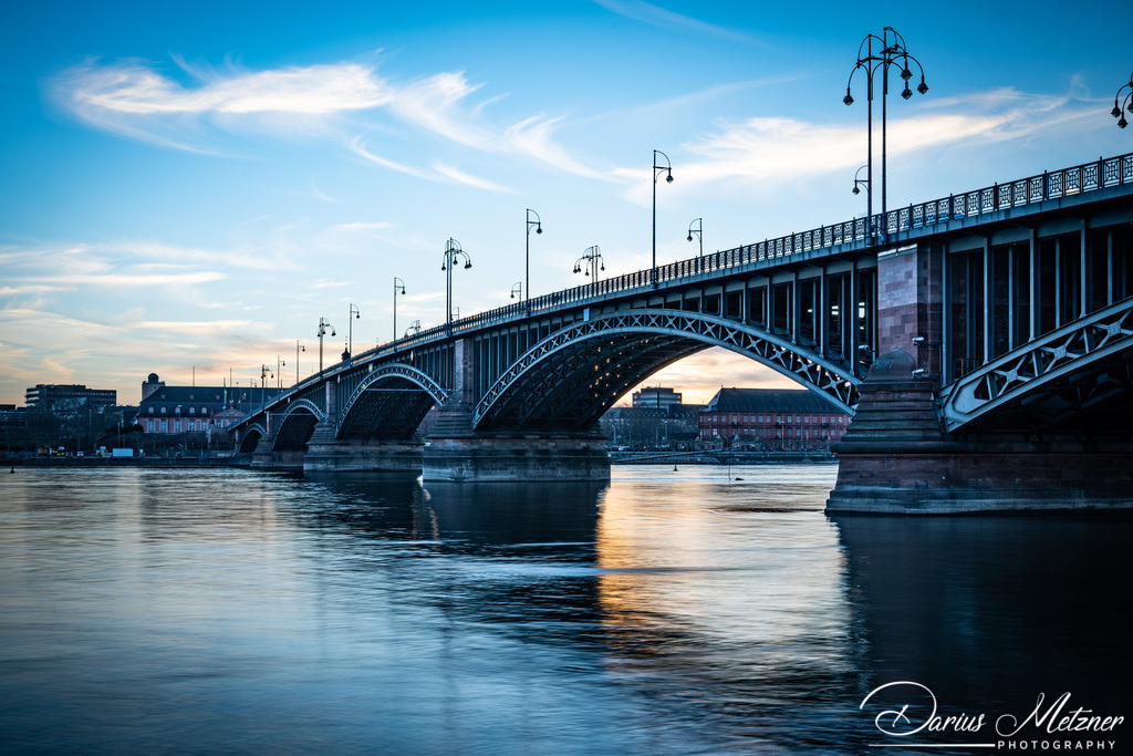 Theodor-Heuss-Brücke in Mainz | Die Theodor-Heuss-Brücke verbindet über den Rhein die Landeshauptstadt Mainz mit dem Ortsbezirk Mainz-Kastel von Wiesbaden. 