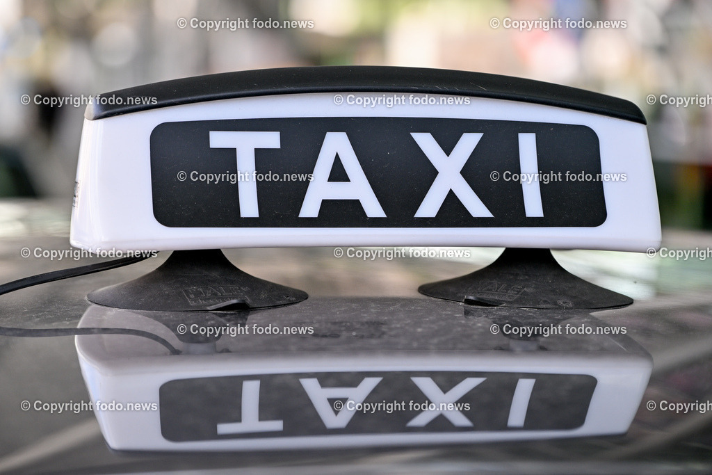 Taxi_ Schild_ 25.03.2024-7 | 25.03.2024, Linz, AUT, Taxi, im Bild Taxi, Taxischild, Taxileuchte, Personentransport, Personenbefoerderung, Standplatz, Schild