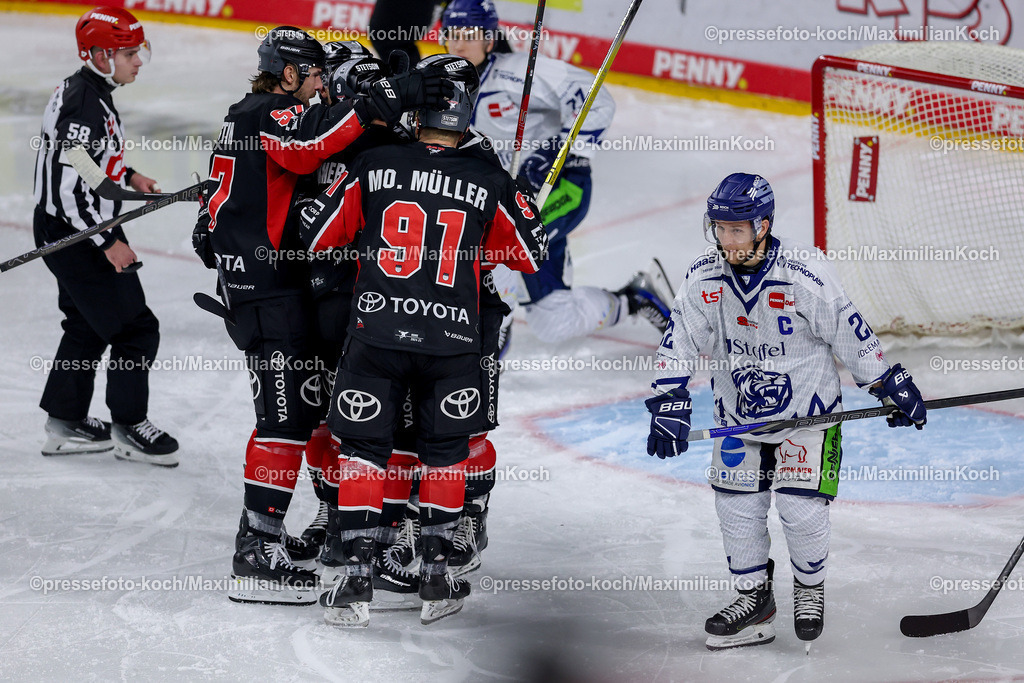 KEC22122401048 | 22.12.2024, Eishockey, DEL, Kölner Haie - Straubing Tigers, Spieltag 29, Lanxess-Arena Köln: Torjubel nach dem 3:2 durch Maximilian Kammerer (Kölner Haie #9)