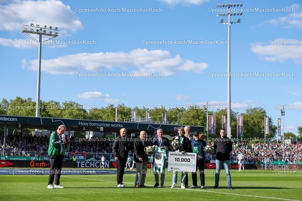 SCP09052502145 | 09.05.2025, Fußball, Preußen Münster - Hertha BSC, 2. Fußball Bundesliga, 33. Spieltag, Preußenstadion, Saison 2024 2025: Hannes Schulze Erdel Ehrung 10000. Mitglied DFB regulations prohibit any use of photographs as image sequences and or quasi-video.