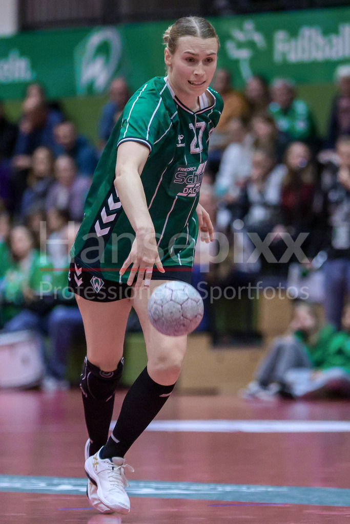 Handball, 2. Bundesliga Frauen, SV Werder Bremen - TuS Lintfort | Emma Ruwe (SV Werder Bremen, 27) Freisteller am Ball, Einzelfoto, Spielszene, Aktion, Action