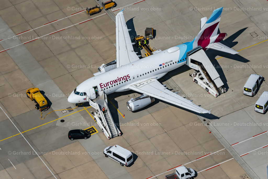 4047136 | STUTTGART 11.08.2021 Passagierflugzeug OE-LYW von Eurowings auf der Parkposition - Abstellfläche auf dem Flughafen in Stuttgart im Bundesland Baden-Württemberg, Deutschland. Weiterführende Informationen bei: Flughafen Stuttgart GmbH,  eurowings. // Passenger airplane OE-LYW from Eurowings in parking position - parking area at the airport in Stuttgart in the state Baden-Wuerttemberg, Germany. Further information at: Flughafen Stuttgart GmbH,  eurowings. Foto: Gerhard Launer