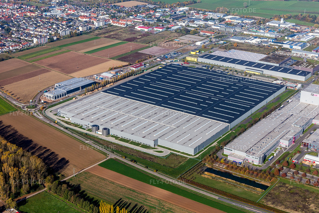 Luftbild: Gebäudekomplex und Gelände des Logistikzentrums von Mercedes Benz in Offenbach an der Queich im Bundesland Rheinland-Pfalz in Deutschland. Foto: IMG_104324.jpg vom 31.10.2017 durch Werner Riehm/FLY-FOTO.de