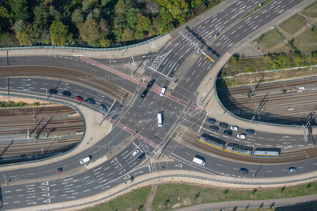 4041150 | LEIPZIG 15.09.2020 Straßenverkehr im Verlauf der Straßenkreuzung Rackwitzer Straße - Berliner Straße im Ortsteil Abtnaundorf in Leipzig im Bundesland Sachsen, Deutschland. // Road over the crossroads Rackwitzer Strasse - Berliner Strasse in the district Abtnaundorf in Leipzig in the state Saxony, Germany. Foto: Gerhard Launer