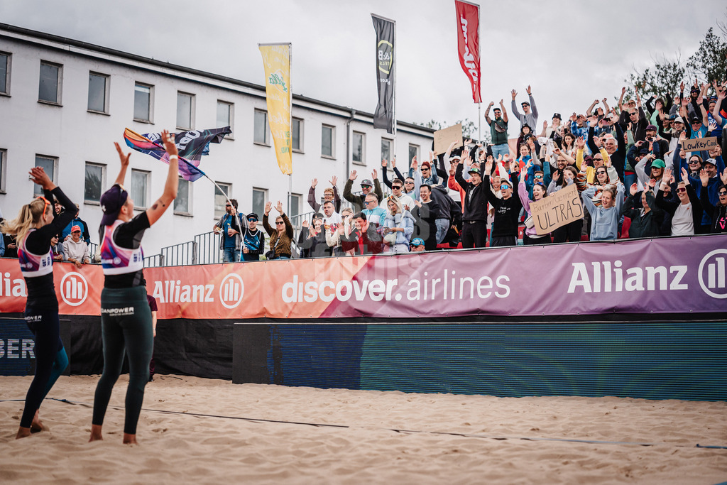 Beachvolleyball | Frauen | Allianz German Beach Tour 2025 | Tourstop Berlin | 23.08.2025 | v.l. Nele Barber und Melanie Gernert machen eine Laola mit den Fans