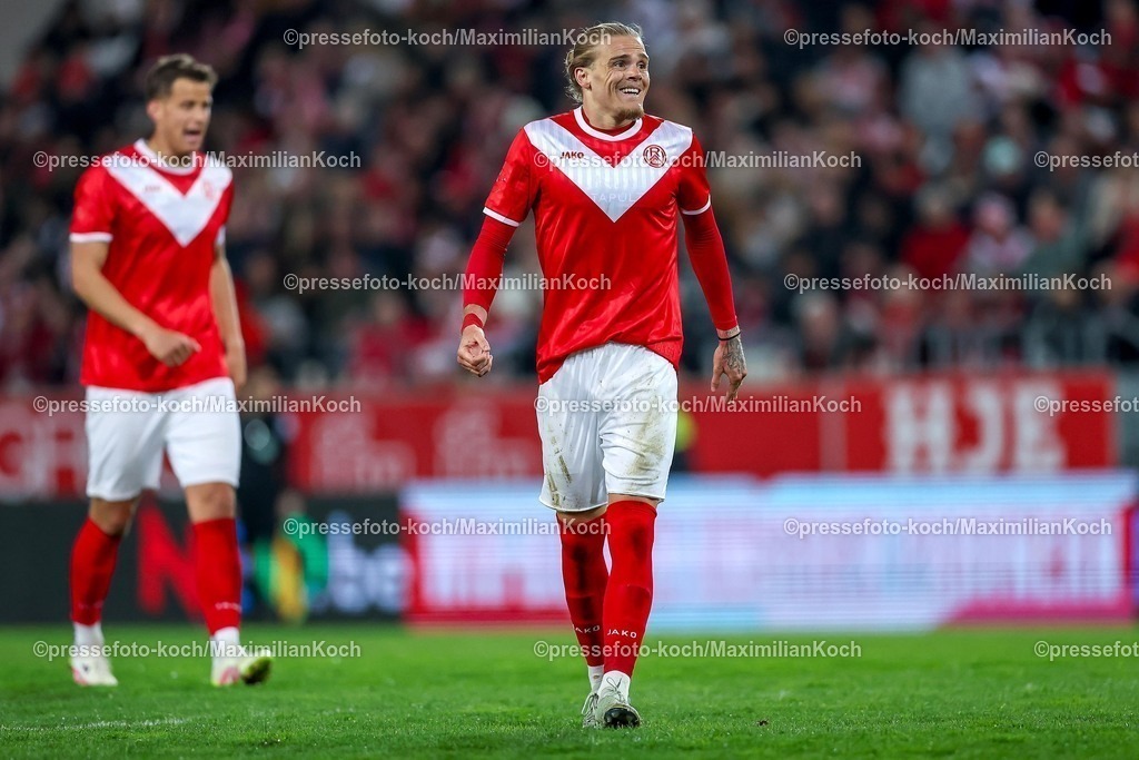 RWE06042501144 | 2025.04.06, Fußball, 3.Liga, Rot-Weiss Essen - FC Hansa Rostock, Stadion Hafenstraße, Saison 2024 2025: Tom Moustier (RWE #28) neben Michael Schultz (RWE #4) (l)DFB regulations prohibit any use of photographs as image sequences and or quasi-video.