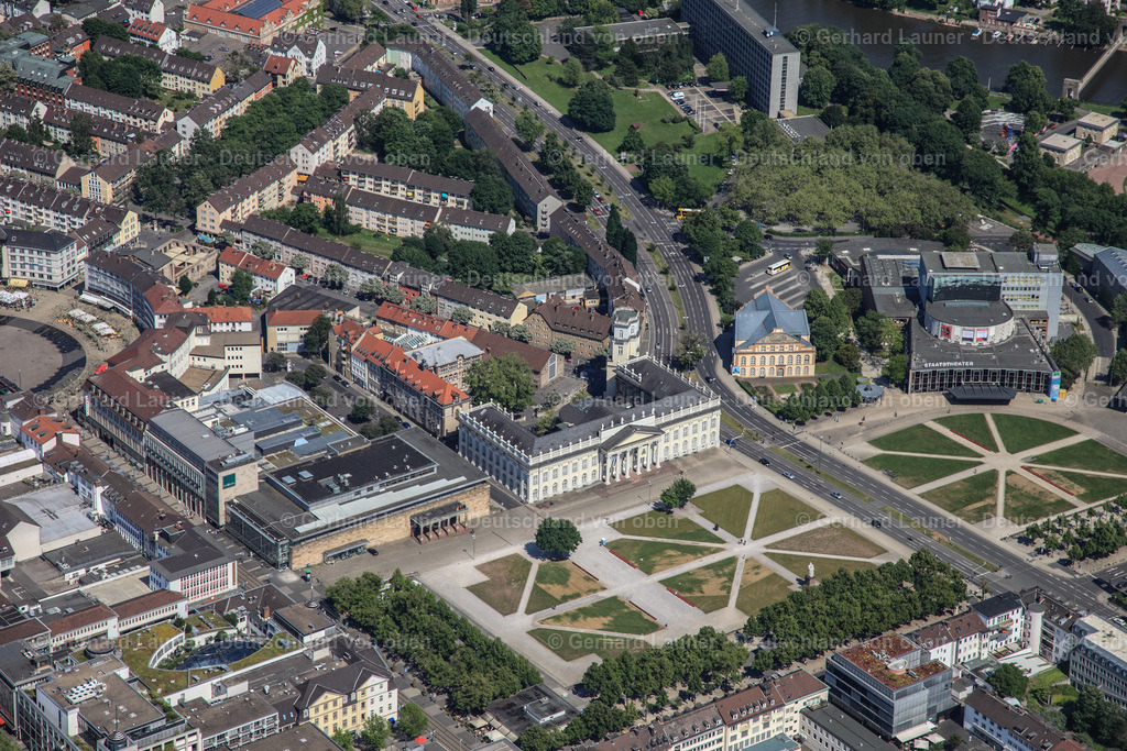 3091668 | Der Friedrichsplatz in Kassel ist einer der größten innerstädtischen Plätze Deutschlands, gebaut im 18. Jahrhundert