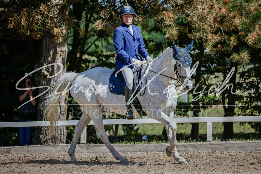 20250906-_3LI5053 | Tierfotografie Pferde, Hunde, Katzen, Haustiere.
Turnierfotografie Reitturniere, Reiten, Springreiten, Dressur in Hanau, dem Main-Kinzig-Kreis und dem Rhein-Main- Gebiet um Frankfurt