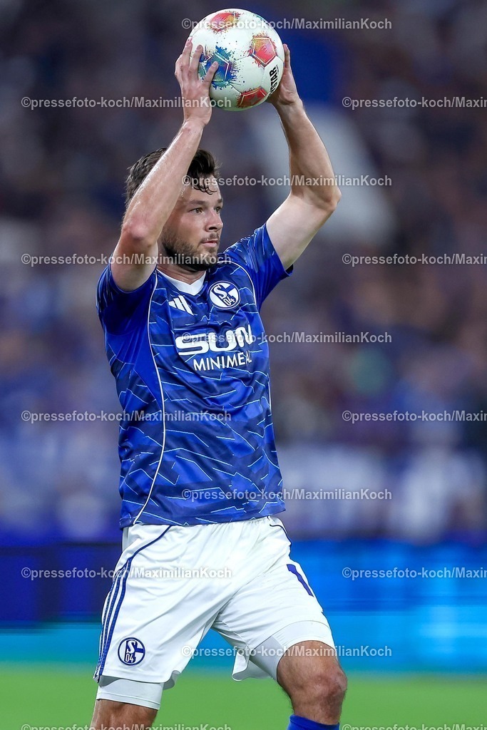 S0413092501158 | 13.09.2025, Fußball, FC Schalke 04 - Holstein Kiel, 5.Spieltag, 2. Fußball Bundesliga, Veltins-Arena Gelsenkirchen, Saison 2025 2026: Adrian Gantenbein (Schalke04 #17) DFB regulations prohibit any use of photographs as image sequences and or quasi-video.