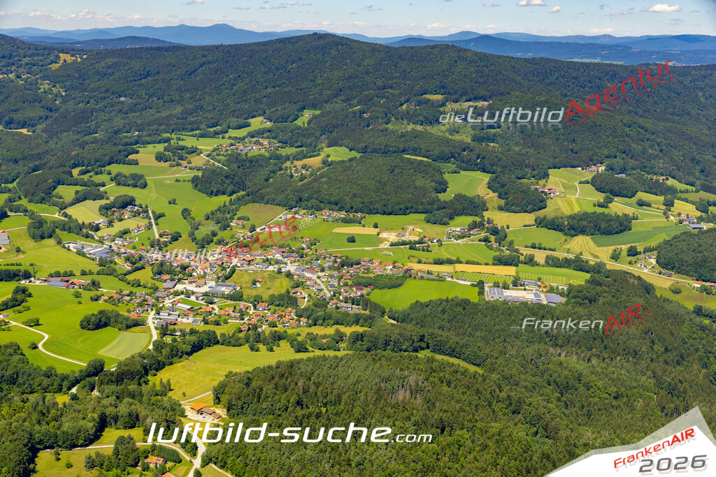 Aktuelles Luftbild von  Zenting - Die Luftaufnahme wurde 2022 mittels UL-Flugzeug erstellt ( keine Drohne ) - hochauflösende Kamera-Systeme von  Canon -Beste Qualität - Für grossformatige Ausdrucke geeignet. Die Geschenkidee !