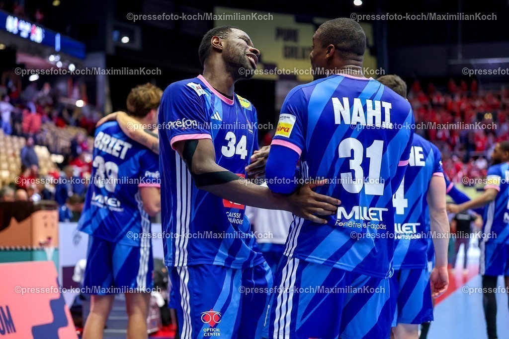 EHF24012601142 | 24.01.2026, Handball, Men's EHF EURO 2026, Frankreich - Portugal, Jyske Bank Boxen in Herning, Dänemark, Main Round: Abschlussjubel nach dem Sieg der Franzosen gegen Portugal.  Karl Konan (France #34) jubelnd neben  Dylan Nahi (France #31)