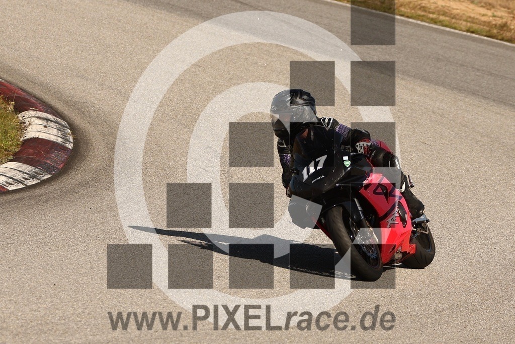 0117-20250913_11188 | Schöne Erinnerungen an spannende Momente - das festzuhalten ist unser Job. PIXELrace.de ist seit 2003 auf den Rennstrecken Europas unterwegs um die Action draußen beim Fahren und die wunderbare Stimmung imm Fahrerlager für euch einzufangen.