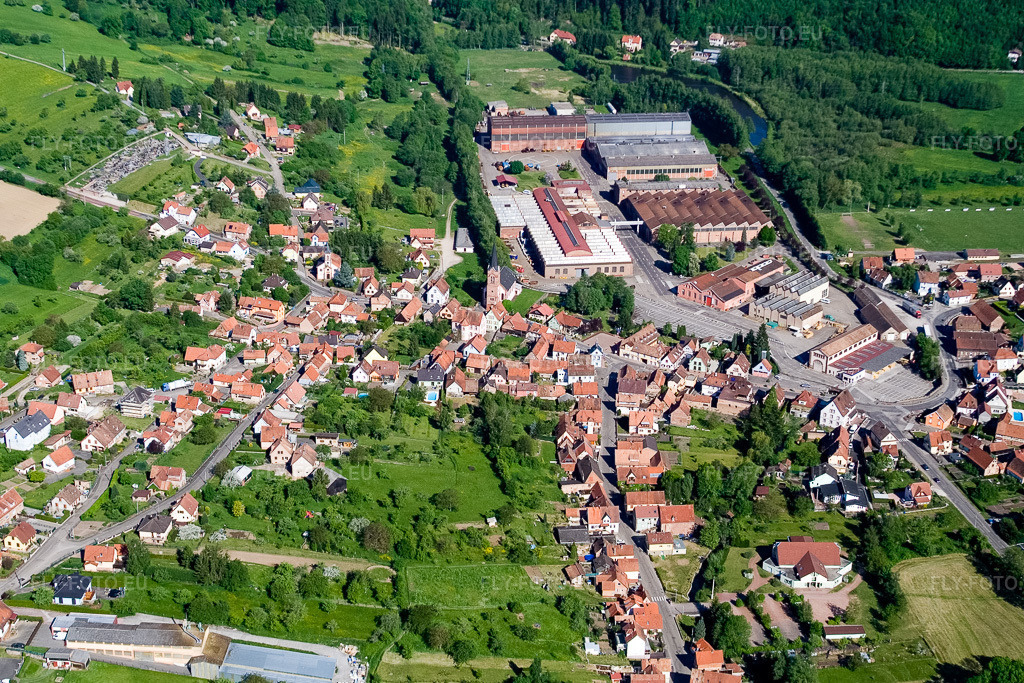 Vue aérienne: Vue du village depuis le sud-est avec l'usine De Dietrich à Zinswiller dans le département Bas Rhin, France – .Photo: IMG_10854.jpg prise le 12/05/2008 par Werner Riehm/FLY-FOTO.eu – Résolution de l'original: 3300 x 2200 px – De Dietrich Process Systems: Chemical Process Solutions and Services