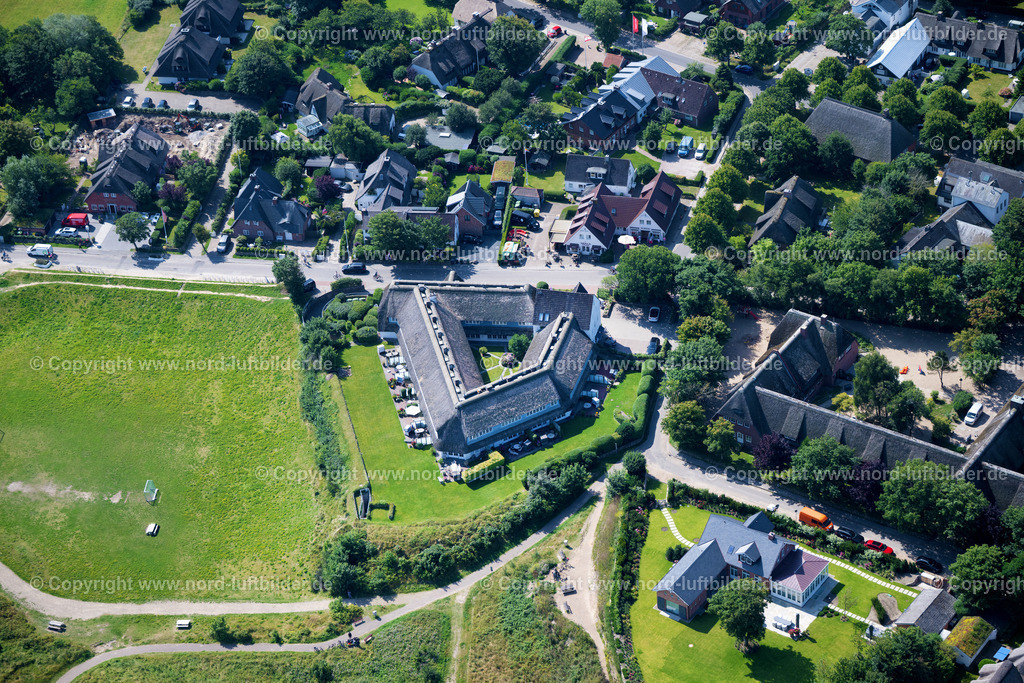 Sylt_Keitum_Am_Tipkenkoog_ELS_3459130825 | SYLT 13.08.2025 Ortsansicht an der Meeres-Küste Straße Am Tipkenkoog in Keitum auf der Insel Sylt im Bundesland Schleswig-Holstein, Deutschland. // View of the sea coast street Am Tipkenkoog in Keitum on the island of Sylt in the federal state of Schleswig-Holstein, Germany. Foto: Martin Elsen