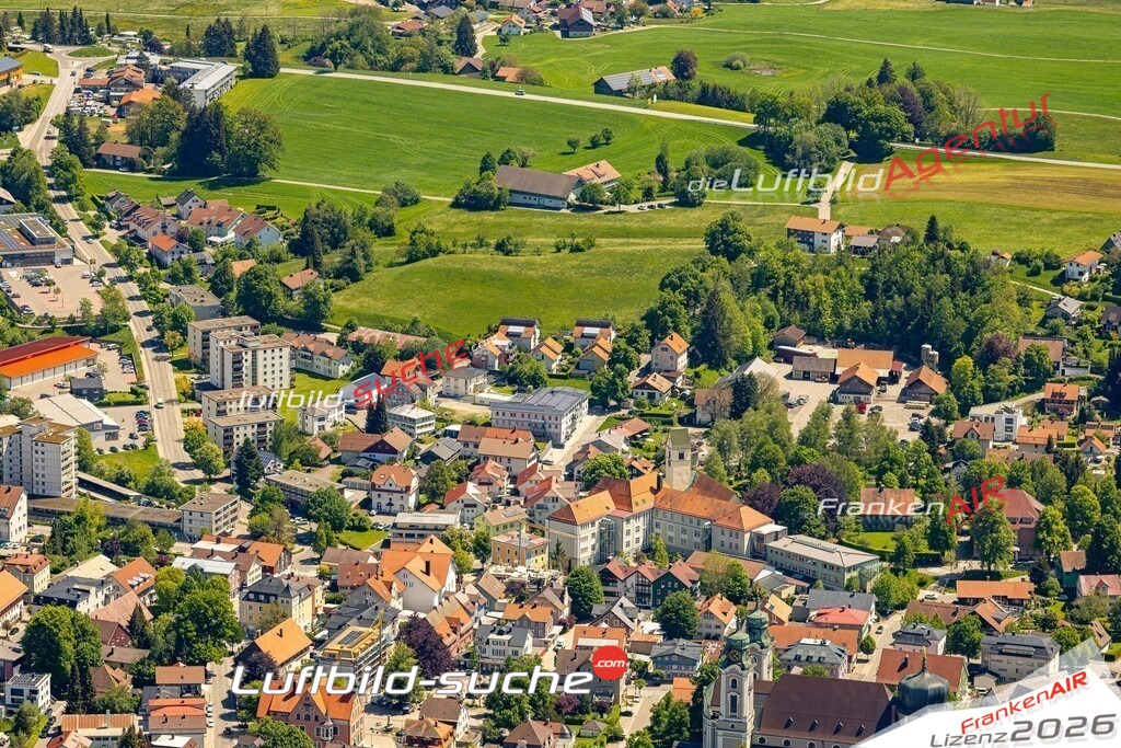 Das Luftbild zeigt :  Lindenberg im Allgäu - Die Luftaufnahme wurde 2024 vom UL-Flugzeug aus erstellt ( keine Drohne ) - Hochauflösende Luftaufnahme - Für grossformatige Ausdrucke geeignet. Die Geschenkidee !Mit Lizenz und Bildrechte bestellbar