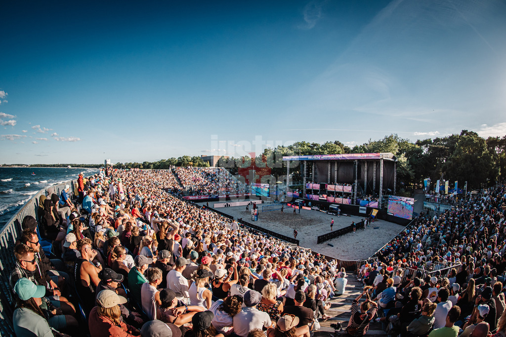 Beachvolleyball | Männer | Finale | Deutsche Meisterschaften 2025 Timmendorfer Strand | 07.09.2025 | Die ausverkaufte Arena am Timmendorfer Strand totale